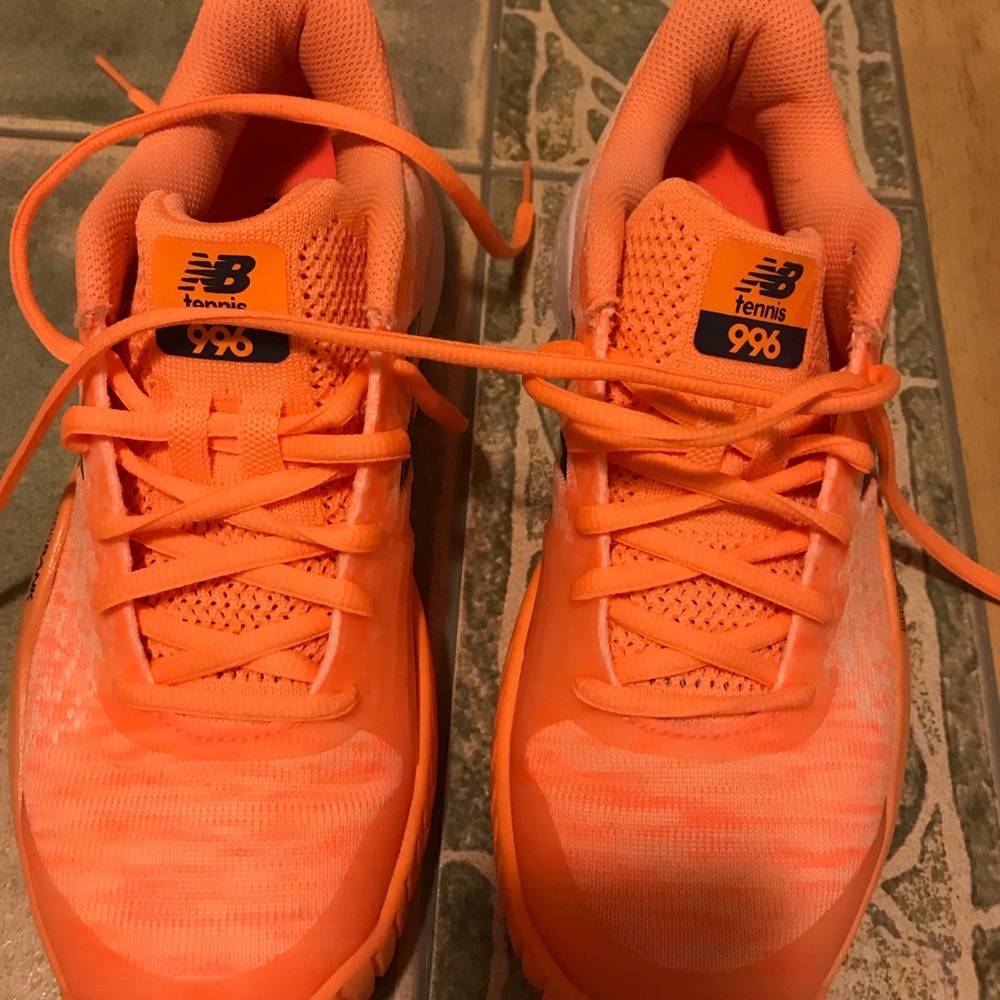 Tennis shoes